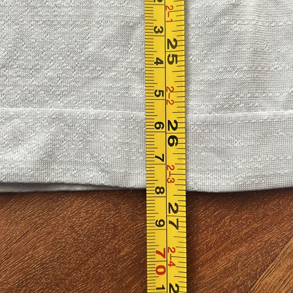 BNWOT light gray scoop neck Under Armour heat gear - Picture 11 of 14